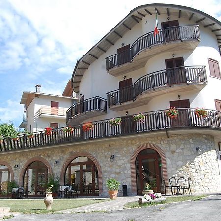 B&B La Tana Dell'Orso Villalago Exteriör bild