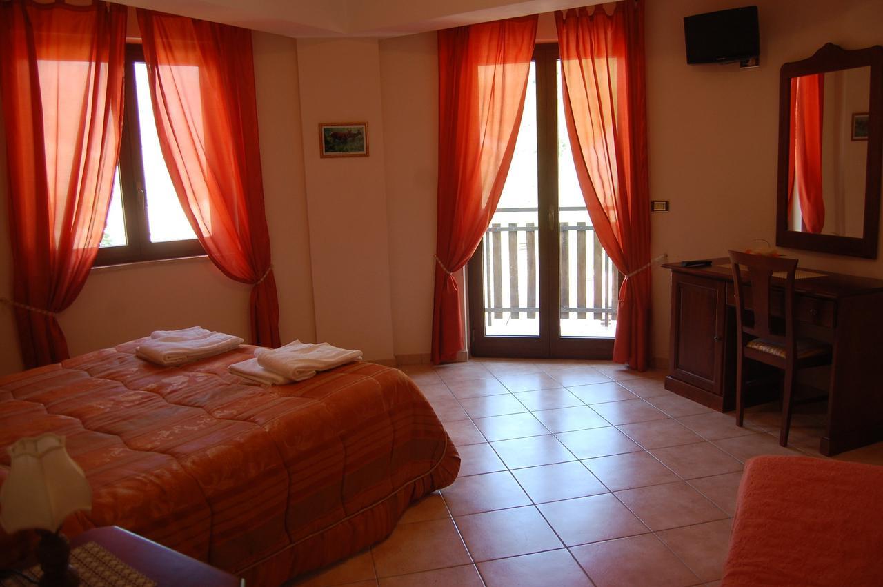 B&B La Tana Dell'Orso Villalago Exteriör bild