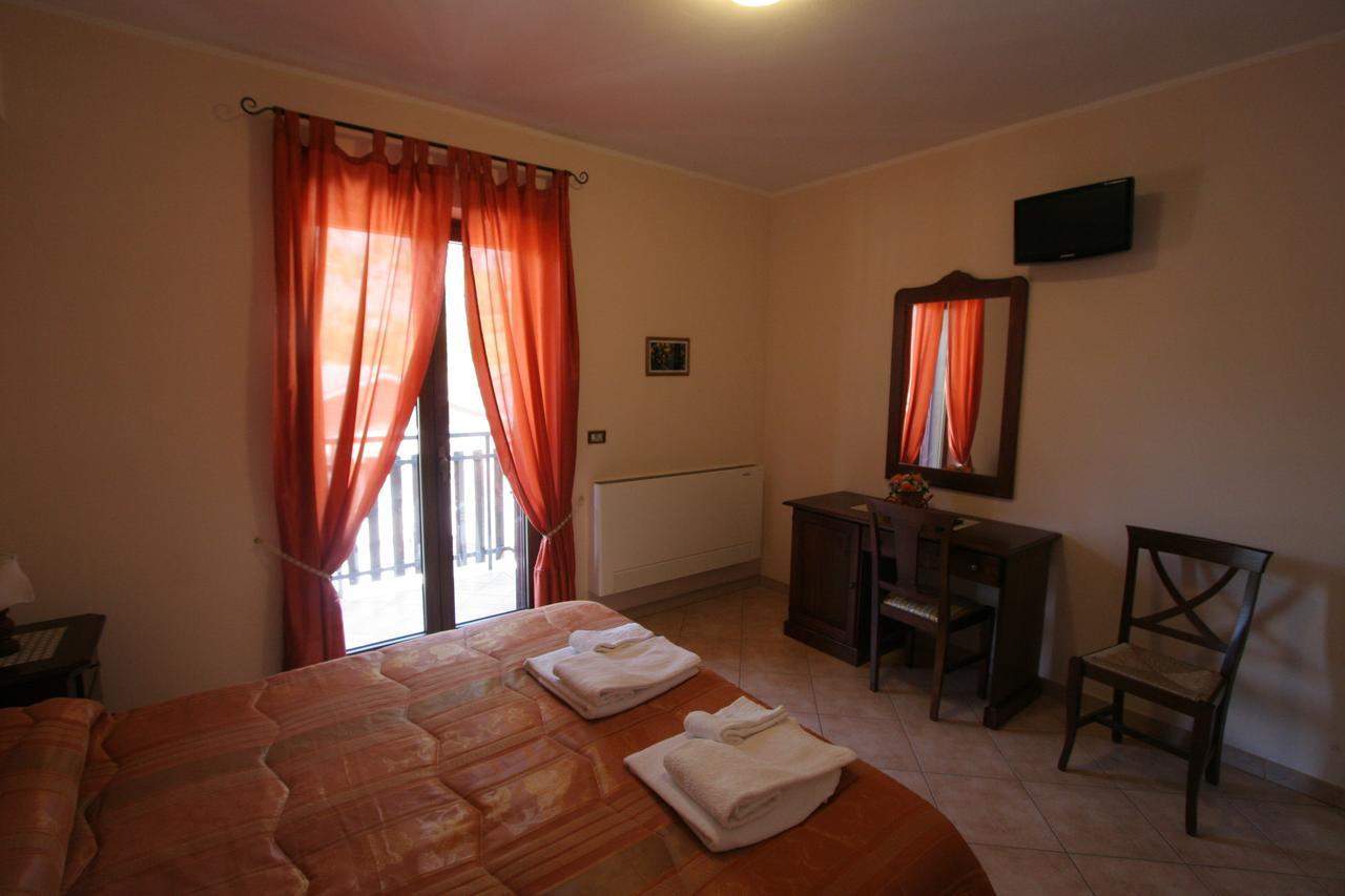 B&B La Tana Dell'Orso Villalago Exteriör bild
